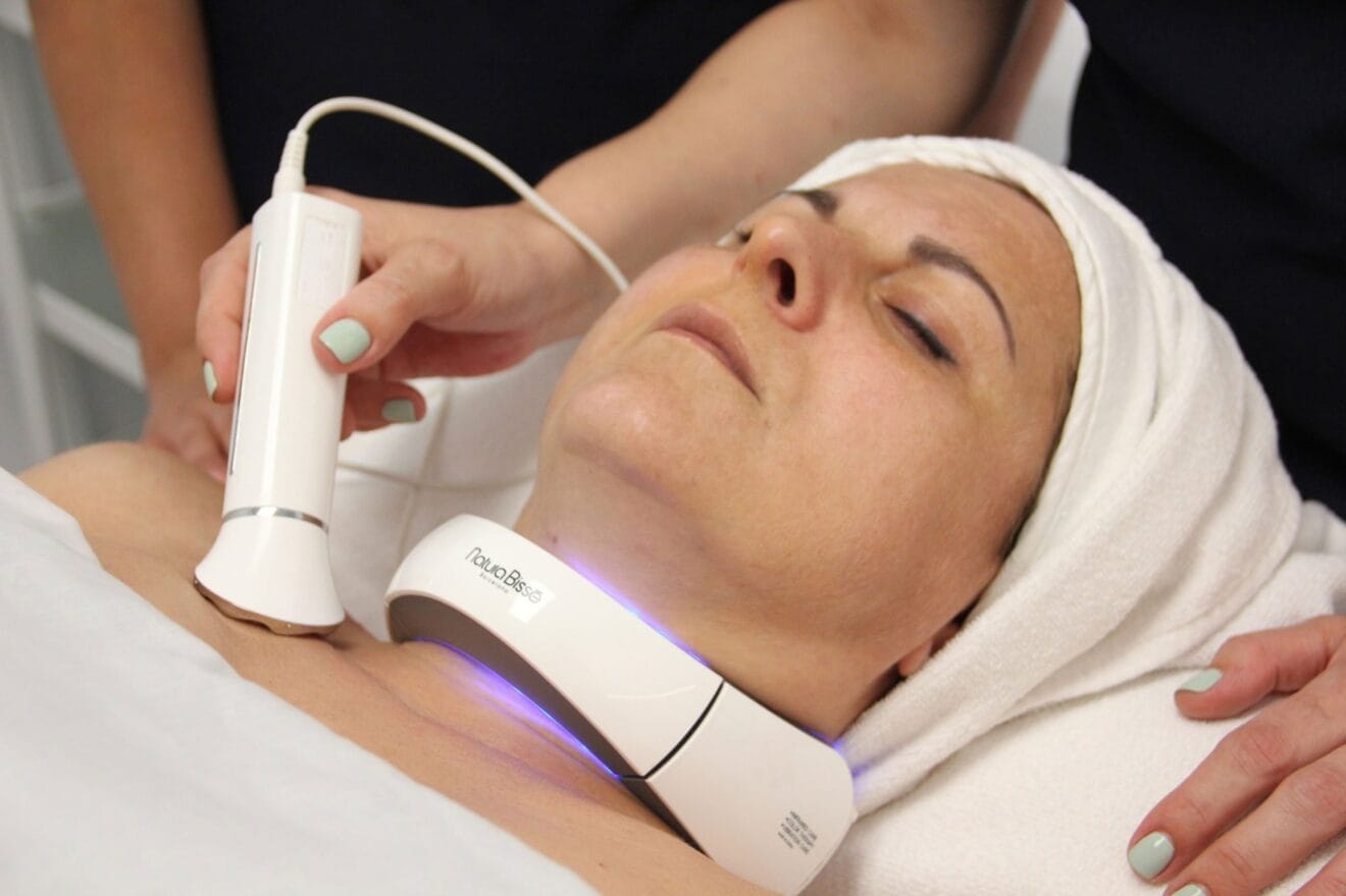 Detalle de la aplicación del tratamiento Inhibit Neck-Lift de Natura Bissé en Soulspa Beauty & Experience