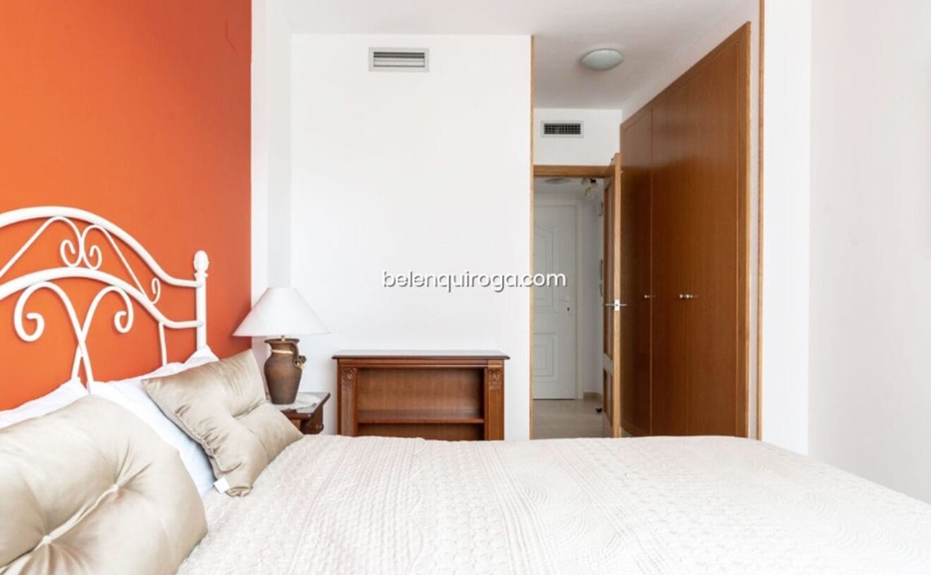 Uno de los dos dormitorios de un apartamento en venta en Jávea - Inmobiliaria Belen Quiroga