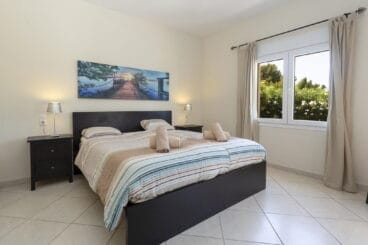 Uno de los dormitorios en una casa de vacaciones para diez personas en Jávea – MMC Property Services