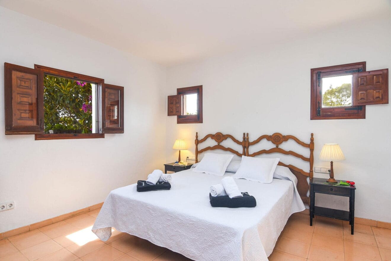 Dormitorio en una casa de vacaciones con capacidad para 18 personas en Jávea - Aguila Rent a Villa