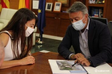 El alcalde explica a la Consellera la propuesta de ocupar la estación telegráfica