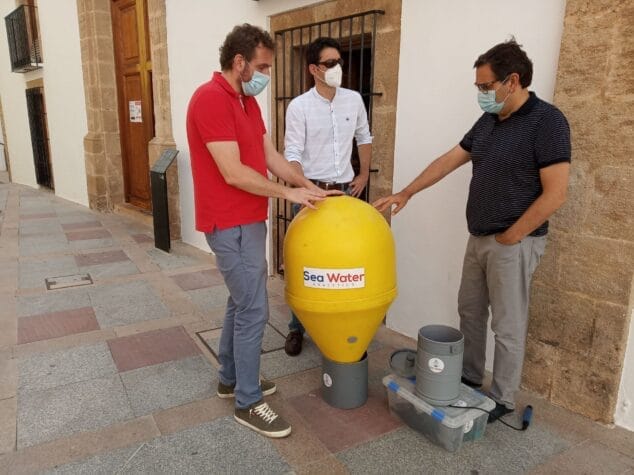 Imagen: El concejal de playas con los respnsables del proyecto