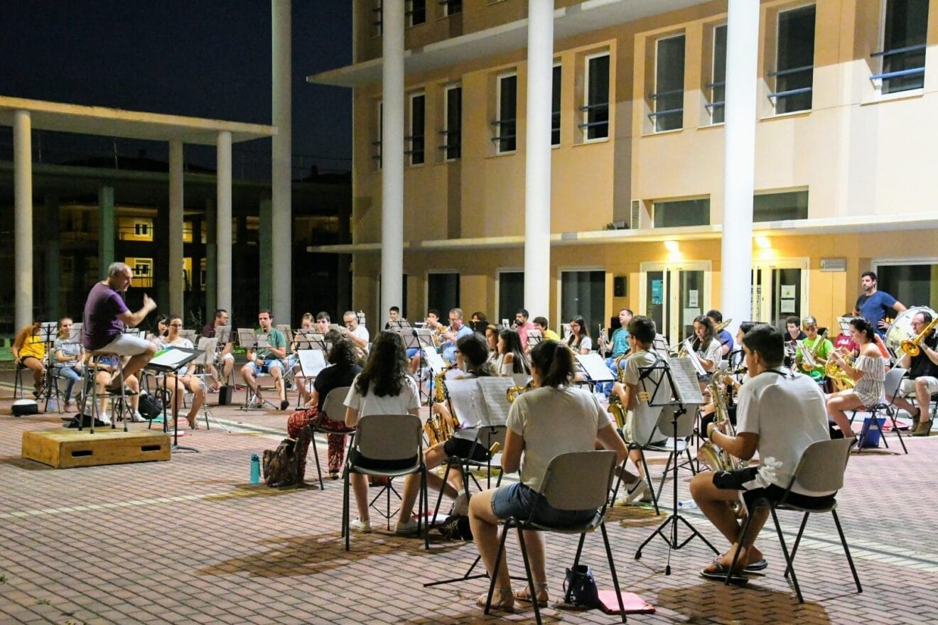 Ensayo de la Banda de Xàbia al aire libre