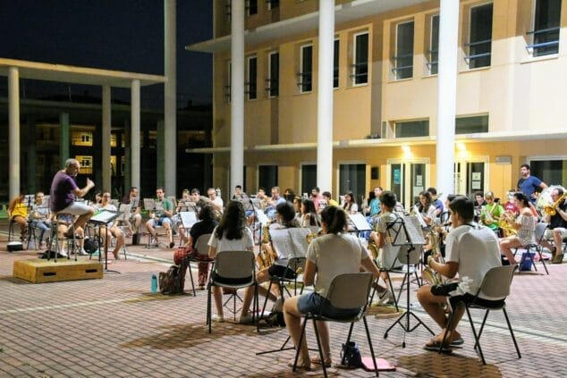 Imagen: Ensayo de la Banda de Xàbia al aire libre