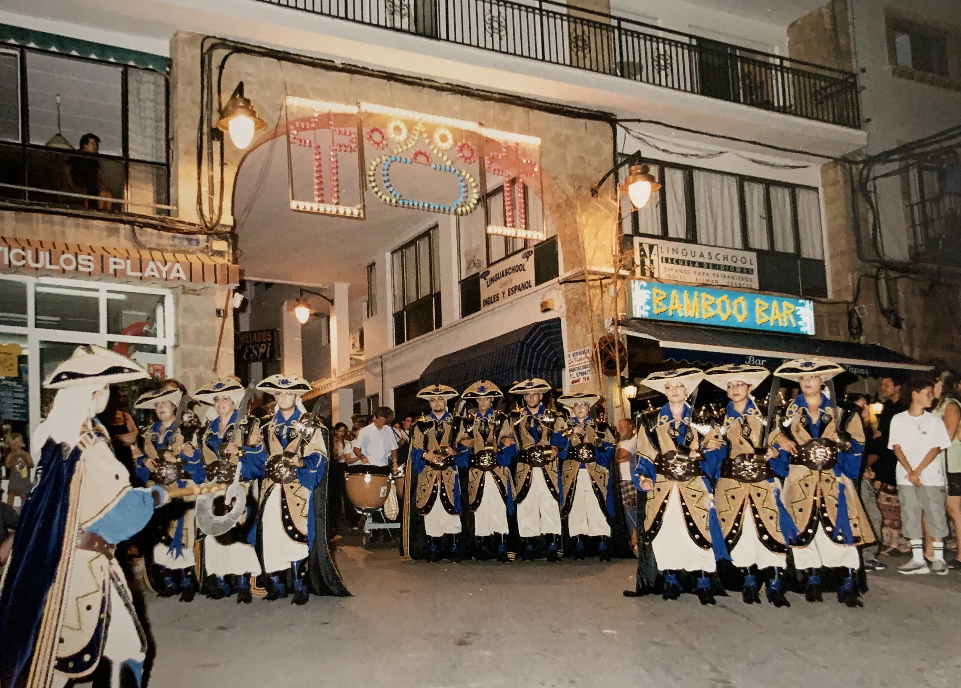 Escuadra de la Filà Pirates de Sant Jaume en la capitanía de 2002
