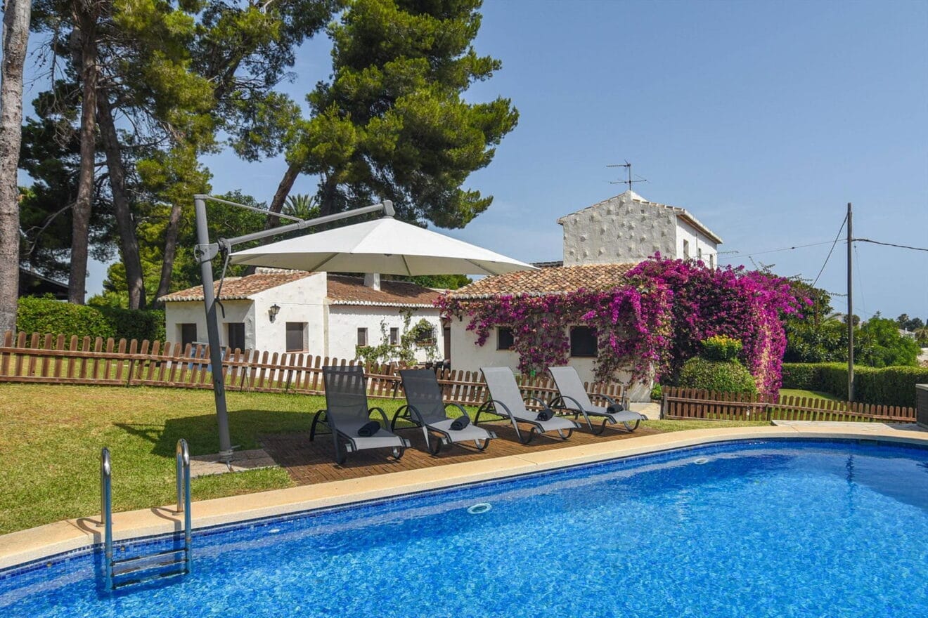 Vista exterior de una casa de vacaciones con capacidad para 18 personas en Jávea - Aguila Rent a Villa