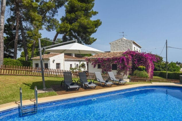 Imagen: Vista exterior de una casa de vacaciones con capacidad para 18 personas en Jávea - Aguila Rent a Villa
