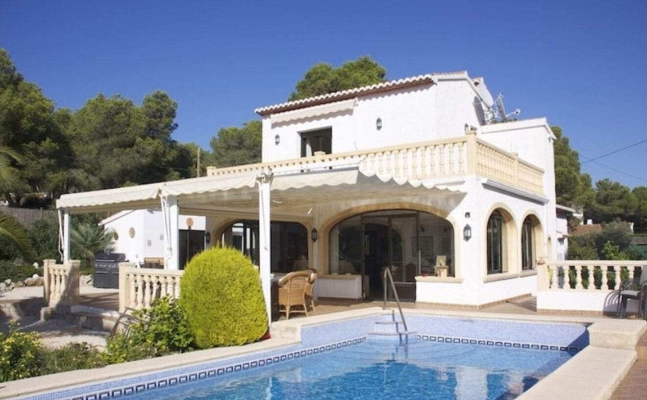 Fachada de un chalet en venta en la zona de Costa Nova en Jávea - Terramar Costa Blanca