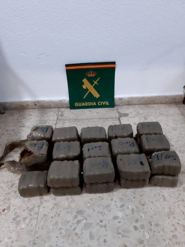 Imagen: Fardos de droga recuperados por la Guardia Civil
