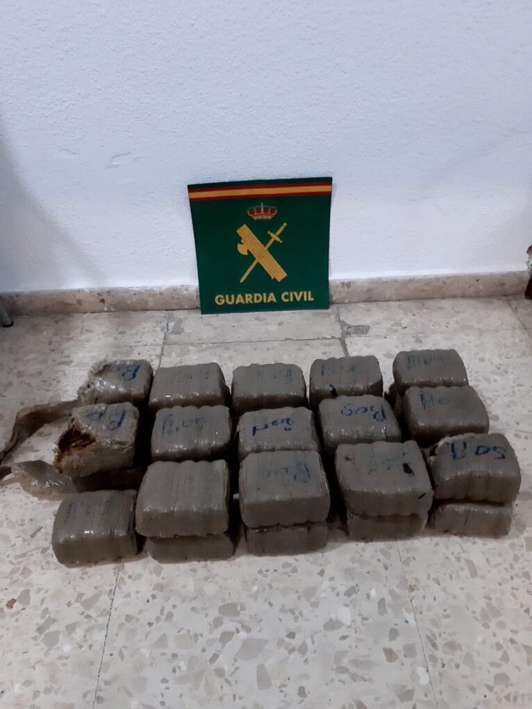 Fardos de droga recuperados por la Guardia Civil