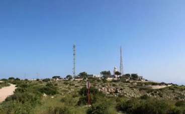 El faro del Cabo de San Antonio a lo lejos