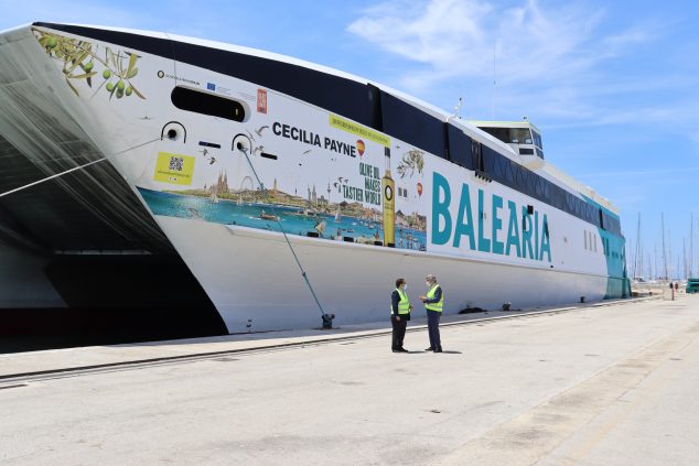 Imagen: Ferry de Baleària que promociona los aceites de oliva españoles