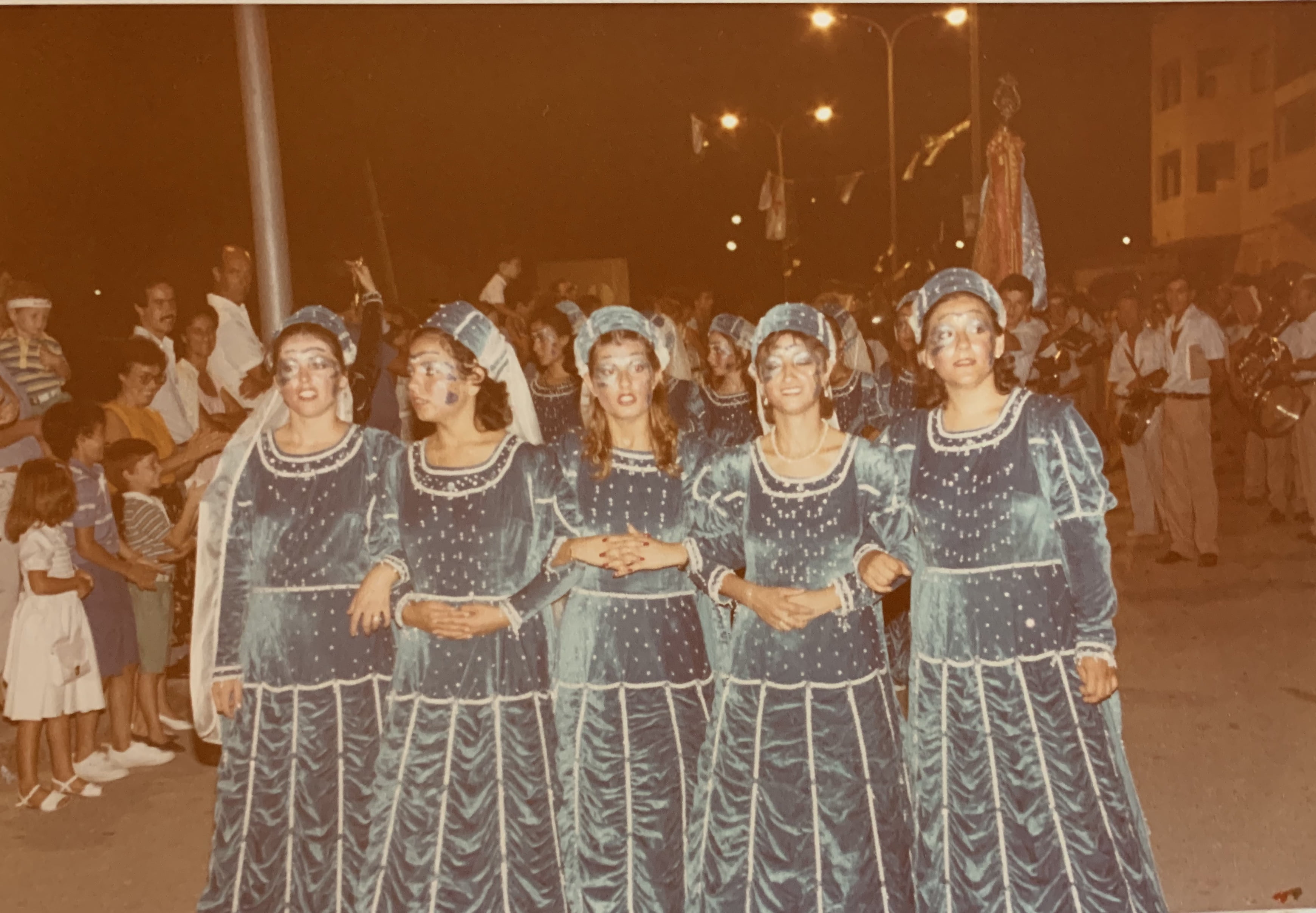 Escuadra de mujeres de la Filà Ballesters Xàbia en 1984