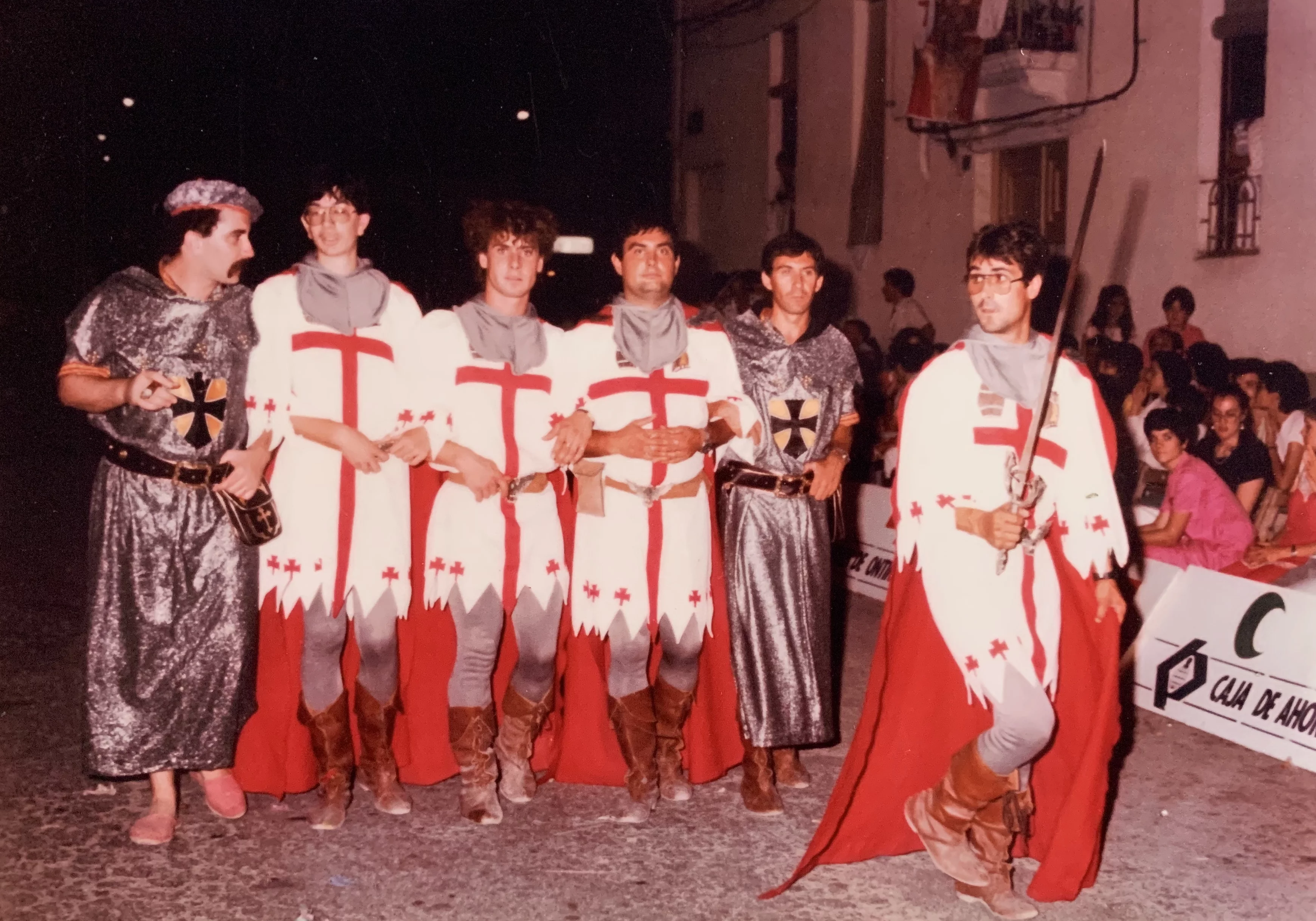 Desfile de la Filà Ballesters y Trabuquers en 1985 en Onteniente