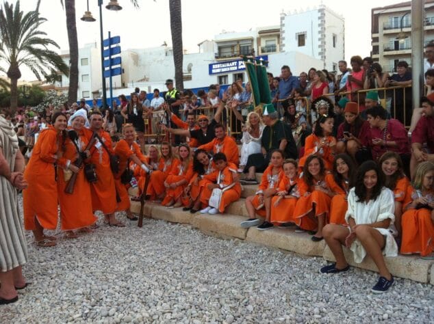 Imagen: Filà Touaregs con la xilaba naranja durante el desembarco