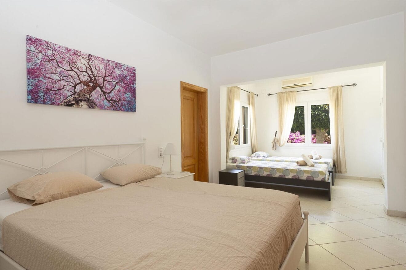 Una de las cuatro habitaciones de una casa de vacaciones para diez personas en Jávea - MMC Property Services