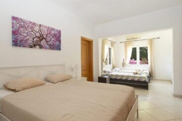 Una de las cuatro habitaciones de una casa de vacaciones para diez personas en Jávea – MMC Property Services