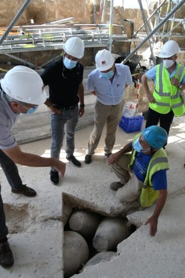 Hallan jarras del siglo XIV-XV en la cubierta de la Iglesia San Bartolomé