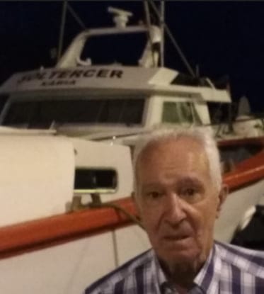 Imagen: Juan Legaz junto al pesquero Sol Tercer