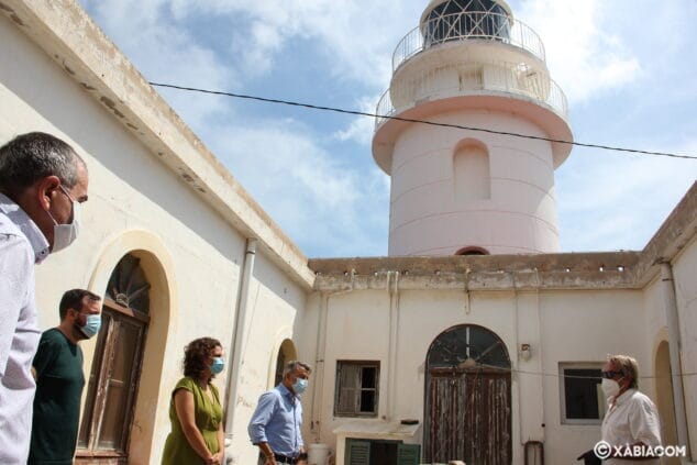 Imagen: La secretaria autonómica conoce el proyecto del Faro del Cap de Sant Antoni