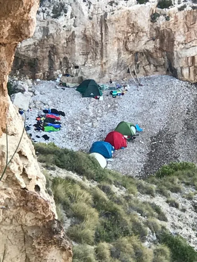 Imagen: Pernoctación en tiendas de campaña en la Cala dels Testos