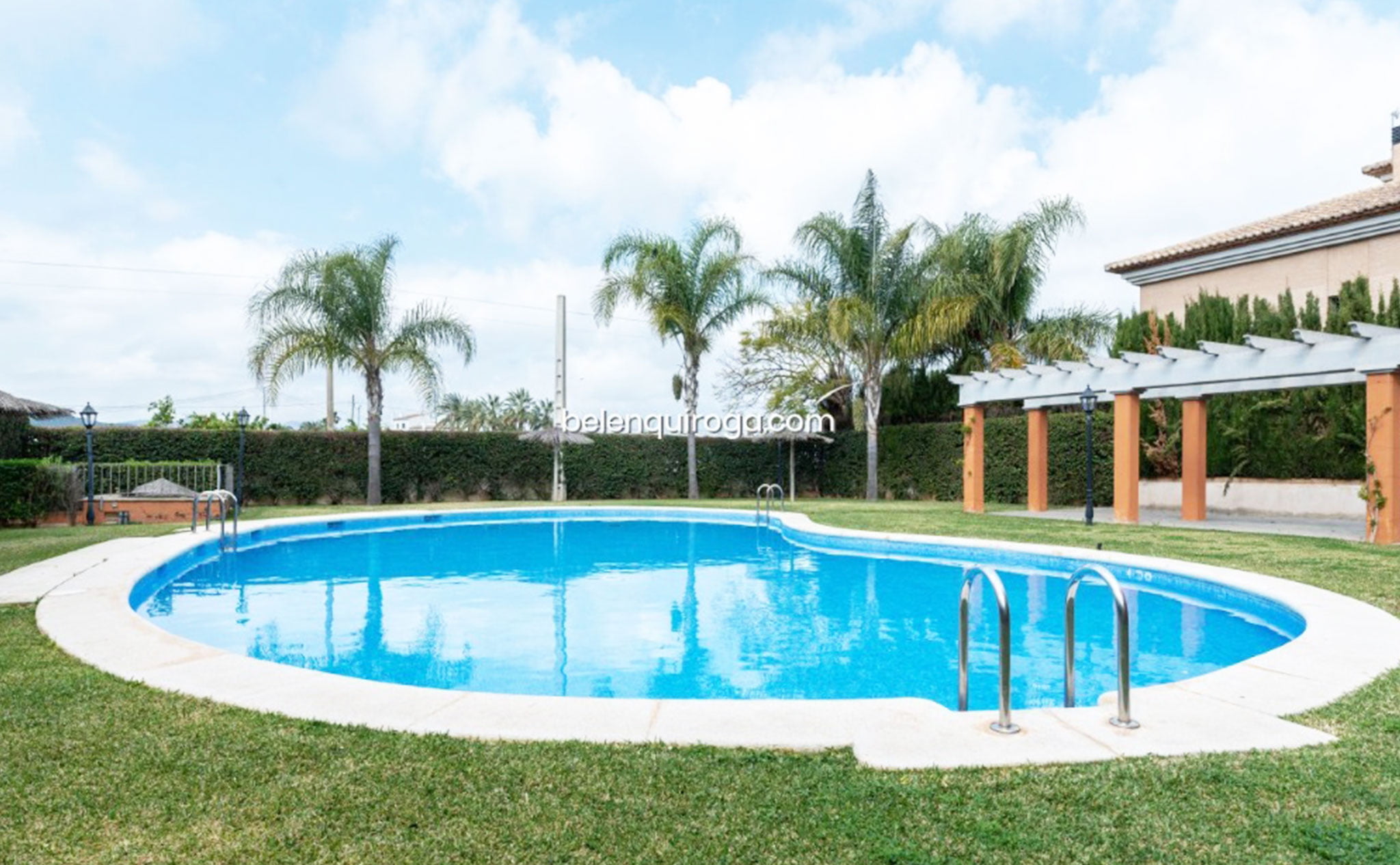 Bonita piscina en la zona común de un apartamento en venta en Jávea – Inmobiliaria Belen Quiroga