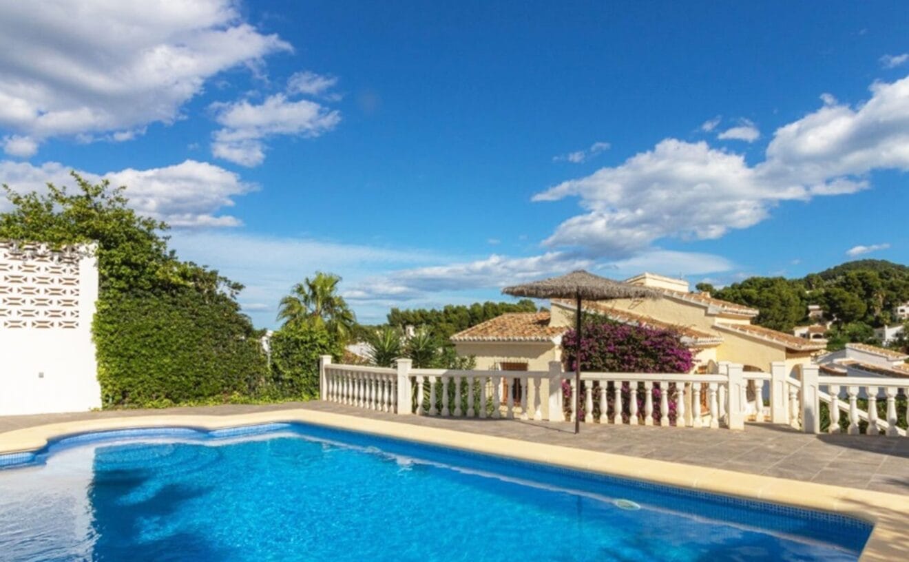 Piscina de un chalet en venta en la zona de Entrepinos en Jávea - Vicens Ash Properties