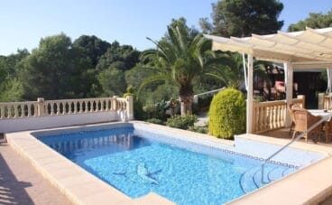 Piscina de un chalet en venta en la zona de Costa Nova en Jávea – Terramar Costa Blanca