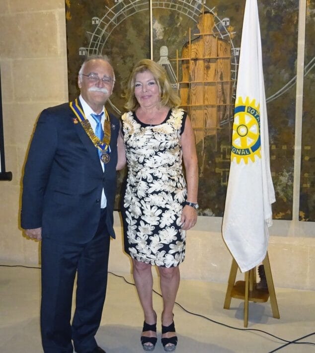 Imagen: Luis Santos toma el cargo de mano de Ana Cruz