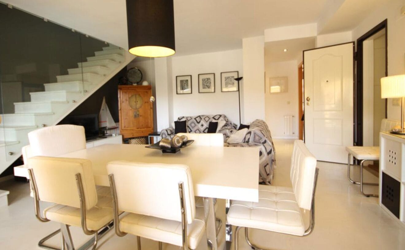 Salón de un lujoso ático dúplex en venta en Jávea - Atina Inmobiliaria