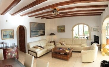 Salón de un chalet en venta en la zona de Costa Nova en Jávea – Terramar Costa Blanca