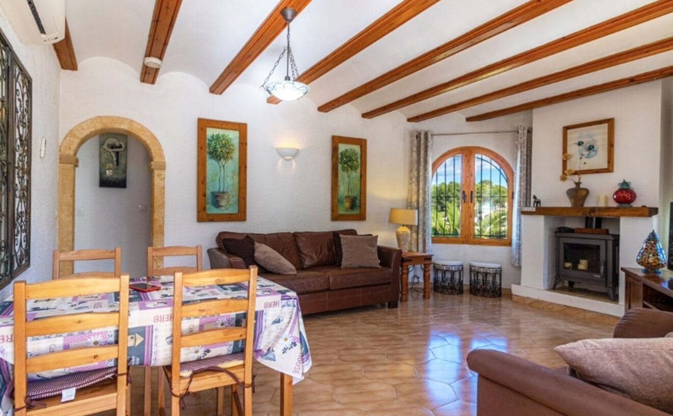 Salón-comedor de un chalet en venta en la zona de Entrepinos en Jávea - Vicens Ash Properties