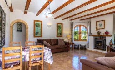 Salón-comedor de un chalet en venta en la zona de Entrepinos en Jávea – Vicens Ash Properties