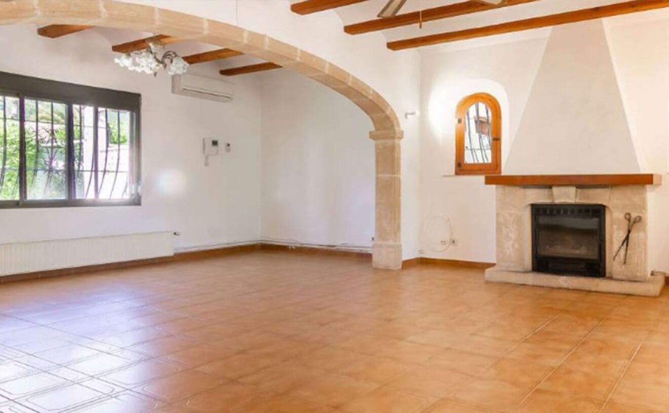 Salón en una villa en venta en Jávea en la falda del Montgó - MORAGUESPONS Mediterranean Houses