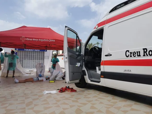 Imagen: Socorristas de Cruz Roja Jávea realizan un simulacro