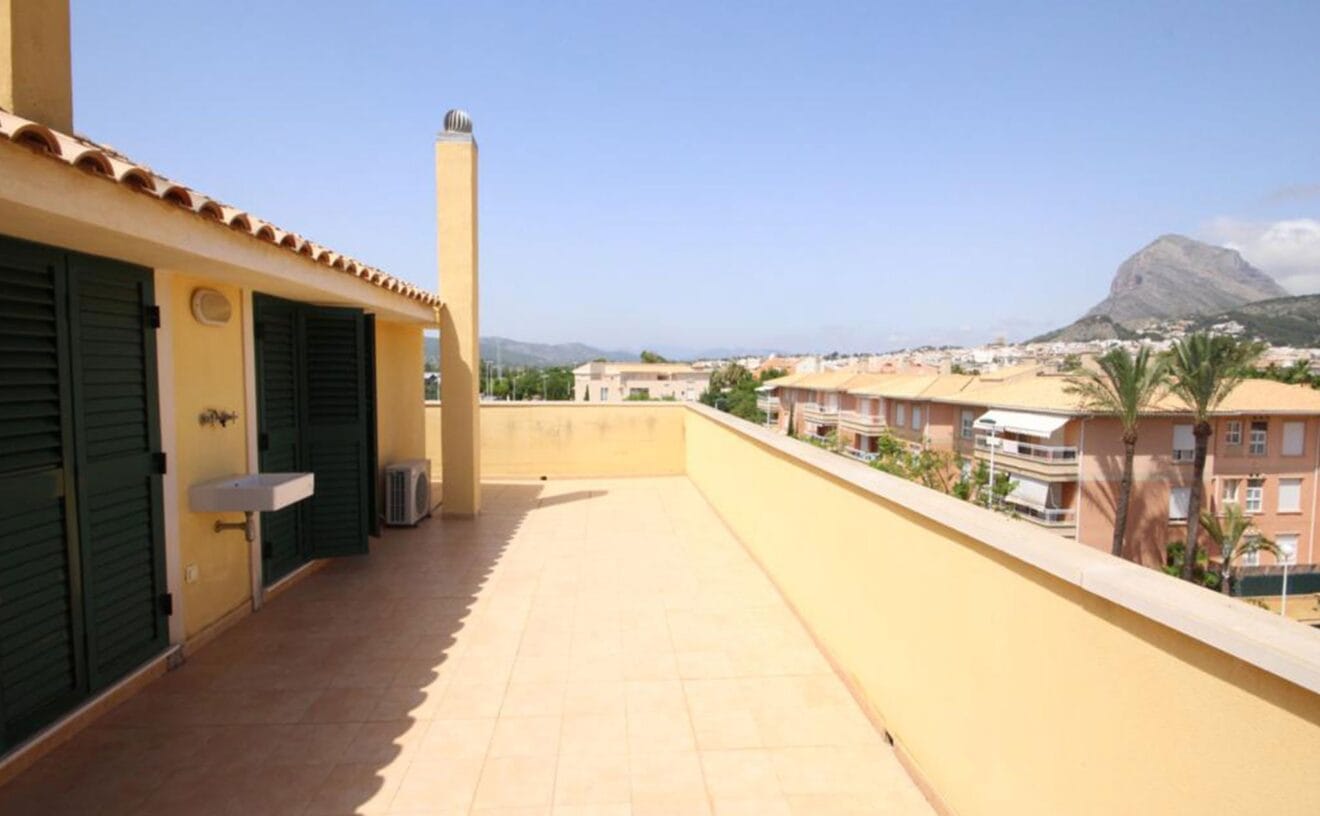 Terraza de un lujoso ático dúplex en venta en Jávea - Atina Inmobiliaria