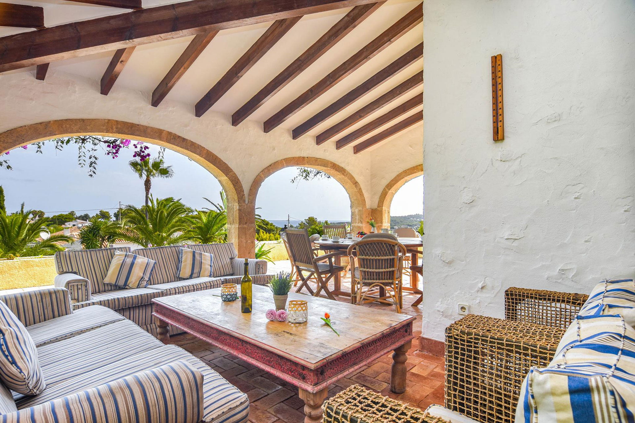 Terraza cubierta de una casa de vacaciones con capacidad para 18 personas en Jávea – Aguila Rent a Villa