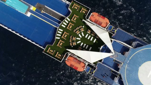 Imagen: Terraza de un buque de Baleària