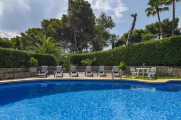 Tumbonas en una casa de vacaciones con capacidad para 18 personas en Jávea – Aguila Rent a Villa