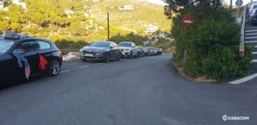 Vehículos ya estacionados en la Cala de la Granadella a las 8.30 horas de este domingo