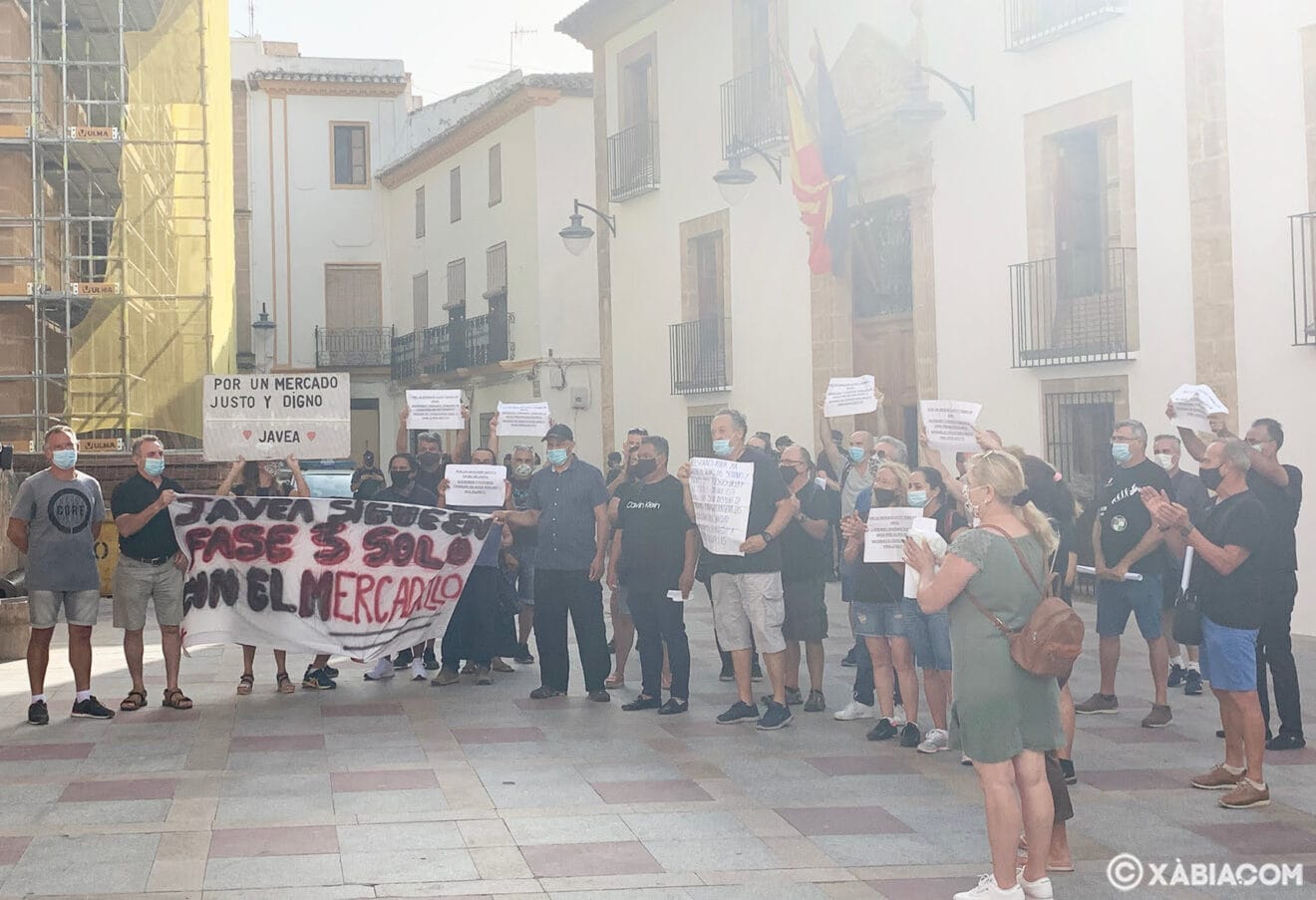 Vendedores de textil manifestándose en el Ayuntamiento