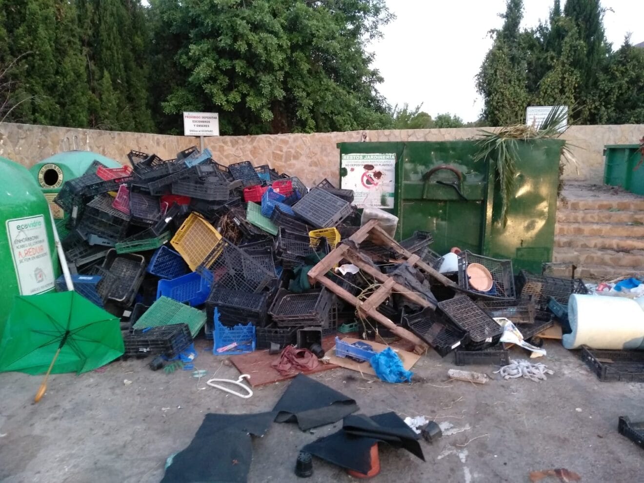 Vertidos ilegales en un punto verde de Xàbia