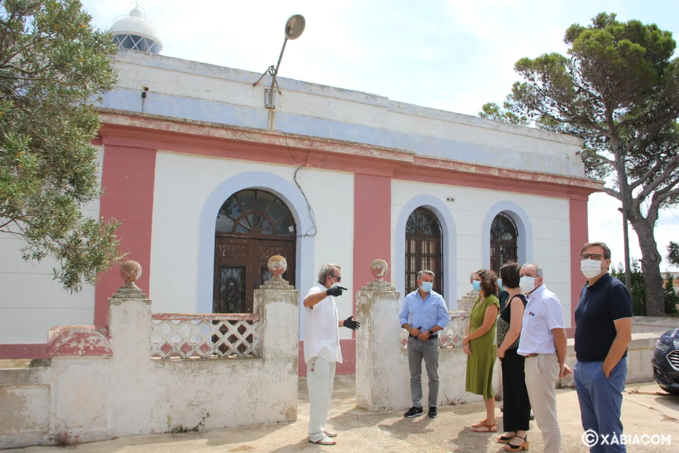 Visita de la secretaria autonómica al Faro del Cabo de San Antonio