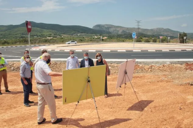 Imagen: Visita del Conseller a las obras de las rotondas de la CV-734
