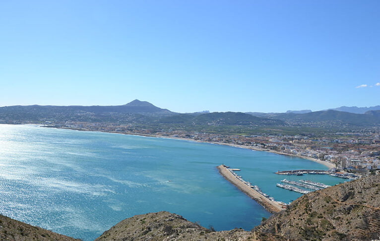 Vue de Xàbia et de son port depuis le belvédère du Cap de Sant Antoni
