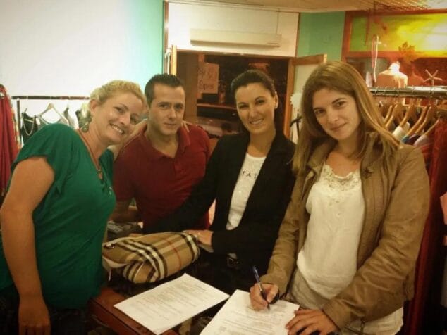 Imagen: Ximo, Violeta y Vanessa en la firma de la constitución de la filà, con Alessa, también ex miembro de Jalufos