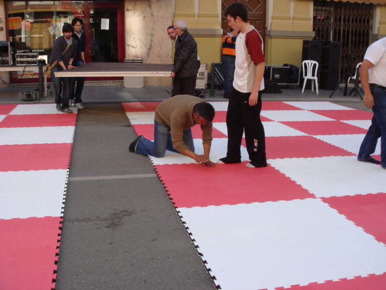 Assembly of the Chess tapestry in Linares 2008 - Photo Tere Sivera