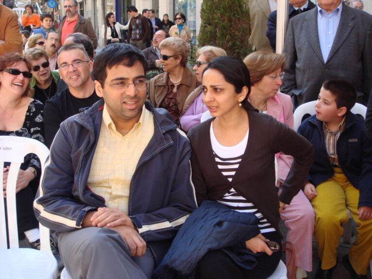 El ajedrecista Anand y su esposa en la representación de Linares (2008) - Foto Tere Sivera