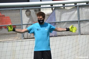 Adrián bajo los palos