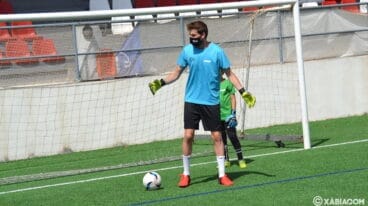 Adrián Ortolá con un alumno